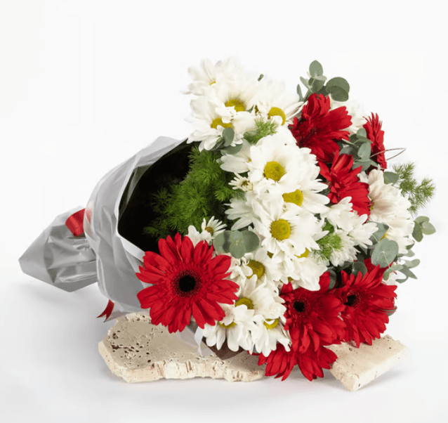 Beyaz Bukette Beyaz Papatya ve Kırmızı Gerbera