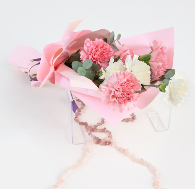 Krem Pudra Bukette Pembe ve Beyaz Karanfiller - Naturel Çiçekçilik