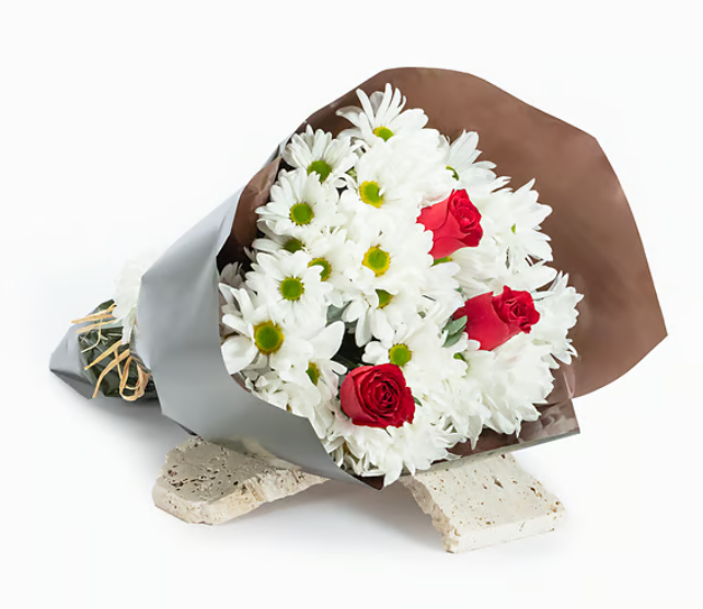 Yeşil Kahve Bukette Kırmızı Güller ve Papatyalar - Naturel Çiçekçilik